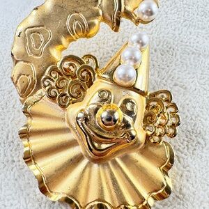 Vintage JJ Signed Gold Clown Brooch With Faux Pearls